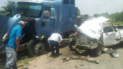 El accidente entre una rastra y un pick up dejó siete personas heridas.