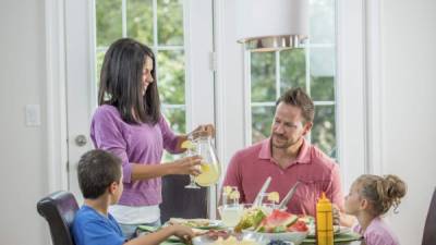 Lo mejor para prevenir una enfermedad del riñón en los niños y adolescentes es llevar una alimentación balanceada con frutas y verduras, tomar de seis a ocho vasos de agua al día y hacer ejercicio.