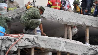 Socorristas, soldados y voluntarios intentan sacar a los menores atrapados tras derrumbe de escuela en la capital mexicana.