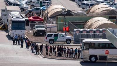 Los inmigrantes que lleguen a la frontera de Arizona serán enviados de regreso a México en autobús./