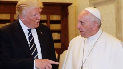 El Papa se mostró con un semblante serio durante la mayor parte de su encuentro con Trump. AFP.