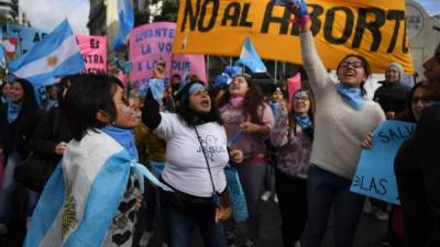 Manifestantes que se oponen a la legalización del aborto protestaron frente al Congreso en Buenos Aires./AFP.