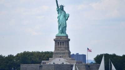 Bomberos evacuaron a miles de turistas que visitaban este lunes la Liberty Island en Nueva York.