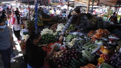 Una mujer compra verduras , en un mercado de Tegucigalpa (Honduras), en una fotografía de archivo. EFE/ Gustavo Amador