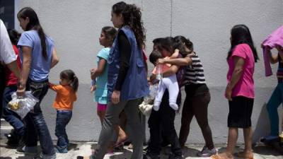 Varias mujeres que fueron deportadas de Estados Unidos a su llegada, el 7 de agosto de 2014, a Ciudad de Guatemala. EFE/Archivo