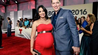 Ana Jurka con su esposo Josh en los premios Billboard 2016.