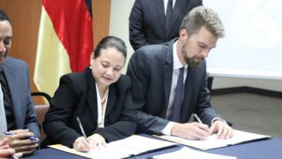 Momento de la firma del convenio entre representantes hondureños y alemanes.
