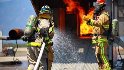 Los bomberos centroamericanos entrenaron con sus homólogos del 612.º Escuadrón Aéreo de la Fuerza Aérea de los Estados Unidos en Soto Cano. Foto: JTF-Bravo