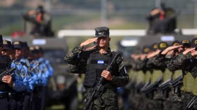 Los ejércitos de Honduras, El Salvador y Guatemala designarán parte de sus contingentes para reforzar la seguridad en los puntos fronterizos. Fotos: AFP y LA PRENSA