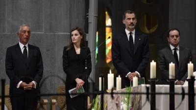 Los reyes de España durante el homenaje.