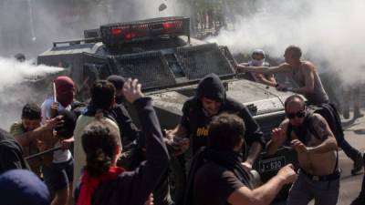 Manifestantes se enfrentaron a militares en Santiago durante violentos disturbios el fin de semana./AFP.