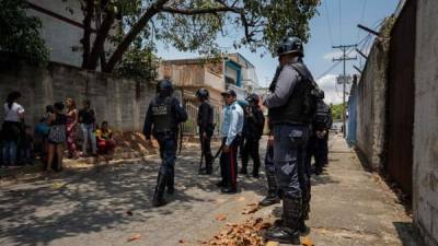 En la imagen, miembros de la Policía en las inmediaciones de un centro de reclusión en Venezuela. EFE/Archivo