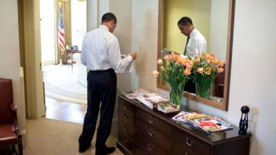 Obama leyendo un diario en la Casa Blanca.