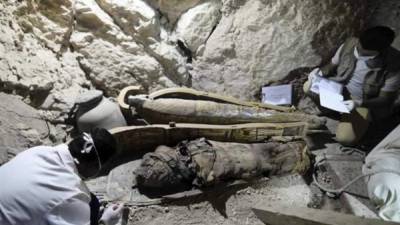 Arqueólogos egipcios documentan el contenido de una tumba de la necrópolis de Dra Abu al Naga en Luxor, en el sur de Egipto, hoy, 18 de abril de 2017. Según el Ministerio egipcio de Antigüedades, la nueva tumba, que no está completamente escavada aún, perteneció a Userhat, un juez de la decimoctava dinastía faraónica. EFE