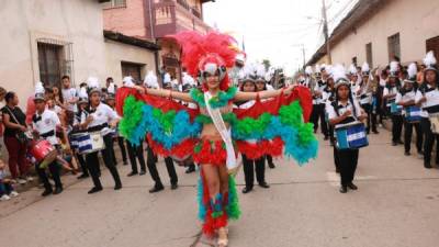 Las alumnas lucieron hermosos trajes típicos.