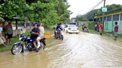 En la Rivera Hernández y Chamelecón, el agua que se desbordó de los ríos Ulúa y Chamelecón inundó las casas y las calles. Fotos: MoisÉs Valenzuela