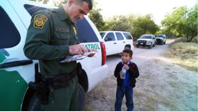 El niño de ocho años identificado como Alejandro. El pequeño recibió atención de la patrulla fronteriza. Foto: The New York Times.