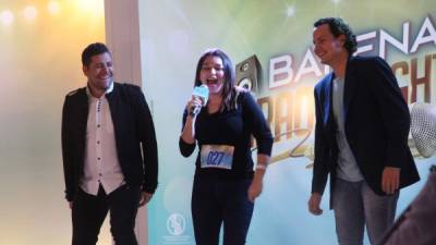 Los jurados hondureños Eduardo Andonie y Sony Morán escuchan a la participante Ericka Bautista.