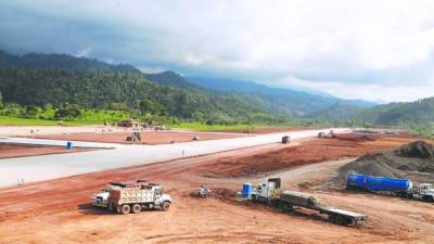 El aeródromo está avanzado en un 90%. Trabajan en la estabilización de la zona cercana. Foto: Franklin Muñoz.