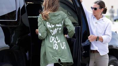 Melania volvió a causar polémica en redes sociales con su atuendo./AFP.