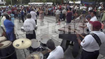 Las tardes de los martes y jueves son de fiesta en el parque central de San Pedro Sula.