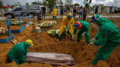 Brasil superó ayer las 300 mil muertes por coronavirus, convirtiéndose en el segundo país más afectado por la pandemia./AFP.