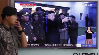 Surcoreanos observan hoy, la transmisión de un informativo sobre Corea del Norte en una estación en Seúl (Corea del Sur). EFE