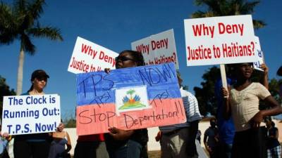 Parte de las personas que participaron ayer en la manifestación para pedir que el Gobierno de Donald Trump mantenga el TPS a los haitianos y centroamericanos.