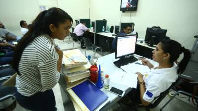 Muchos jóvenes llegan a diario a las oficinas de la Bolsa de Empleo en busca de una oportunidad.