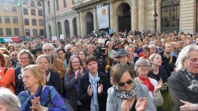 Los ciudadanos se manifiestan en la plaza Stortorget para mostrar su apoyo a Sara Danius, exsecretaria permanente de la Academia Sueca. EFE/Archivo