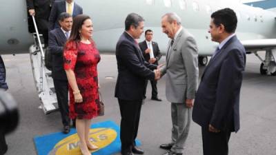 El presidente Juan Orlando Hernández, acompañado de su esposa la primera dama Ana García, cuando llegaban a México.