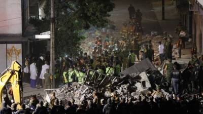MEX60. CIUDAD DE MÉXICO (MÉXICO), 19/09/2017.- Cientos de mexicanos intentan rescatar a personas con vida de los edificios colapsados en Ciudad de México (México) hoy, martes 19 de septiembre de 2017, tras un sismo de magnitud 7,1 en la escala de Richter, que sacudió fuertemente la capital mexicana y causó escenas de pánico justo cuanto se cumplen 32 años de poderoso terremoto que provocó miles de muertes. Las autoridades mexicanas elevaron hoy a 149 la cifra de víctimas mortales por el terremoto de magnitud 7,1 que sacudió el centro del país, mientras que los servicios de emergencia continúan con las labores de rescate en las zonas afectadas. EFE/José Méndez