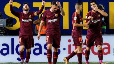 GRAF424. VILLARREAL (CASTELLÓN), 10/12/2017.- El delantero del FC Barcelona Leo Messi (i) celebra tras marcar el segundo gol ante el Villarreal, durante el partido de Liga en Primera División que se disputa esta noche en el estadio de la Cerámica. EFE/Biel Aliño