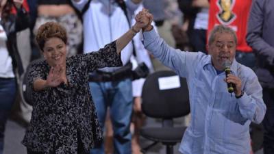 La presidenta Dilma Rousseff junto al expresidente Lula da Silva en un evento de campaña previo a los comicios del domingo 26 de octubre.