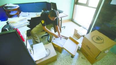 Varias cajas con documentación, relacionada al caso, fueron trasladadas al MP desde las oficinas administrativas.