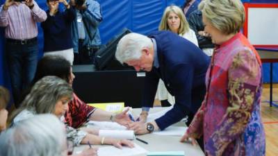 “Me siento muy bien, adoro Nueva York”, dijo Hillary al votar en Chappaqua. Foto: AFP/Eduardo Muñoz