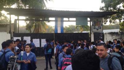 Los estudiantes logaron ingresar a las instalaciones del Instituto luego de varios minutos de protesta de los padres de familia.
