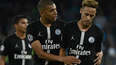 Mbappé o Neymar, uno de los dos sería vendido por el PSG. FOTO AFP.