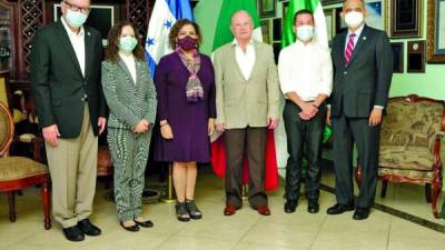 Jaime Valenzuela, Karina Martínez, Ana Torres, Roger Valladares, Roger Valladares Jr y Javier Mejía, vicerrector general de la UTH.