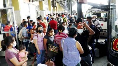 Ayer se comenzó a ver un mayor movimiento de personas en la terminal de buses.