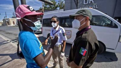 Agentes de migración mexicanos interrogan a migrantes haitianos en Coahuila./AFP.
