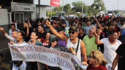 Migrantes protestan en una caseta de revisión migratoria en el estado de Chiapas (México). EFE