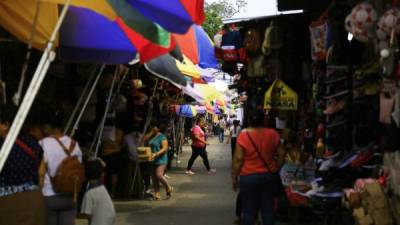 Vendedores han cerrado el paso a vehículos en la 6 calle, entre 1 y 2 avenidas de Medina. Foto: Melvin Cubas.