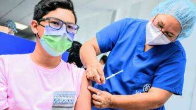 El Salvador ya comenzó la vacunación de los mayores de 12 años./Twitter.