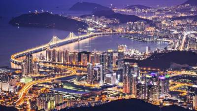 Vista nocturna de Busan en Corea del Sur. Autoridades del Gobierno hondureño y los alcaldes de Alianza, Nacaome y Amapala visitaron esta ciudad en junio de este año para ver el ejemplo de lo que podría ser una Zede en Honduras.