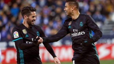 GRAF6672. LEGANÉS(MADRID) (ESPAÑA), 21/02/2018.- El jugador brasileño del Real Madrid Casemiro (d), festeja su gol contra el Leganés con el francés Theo Hernández, durante el partido aplazado de la liga que se disputa en el estadio de Butarque en Leganés EFE/Juanjo Martín