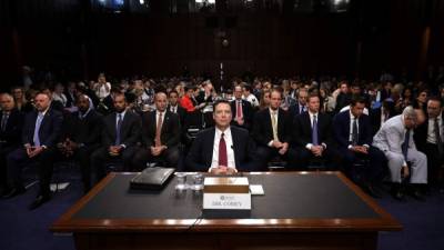 Momentos en que el exdirector del FBI, James Comey, comparece ante el Senado.