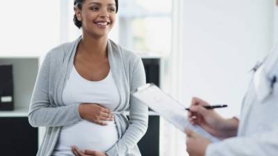 La embarazada debe evitar las bebidas alcohólicas, ya que afectan a su bebé.