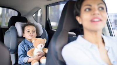 Sus hijos menores de edad deben viajar en la silla especial para ellos en el vehículo.