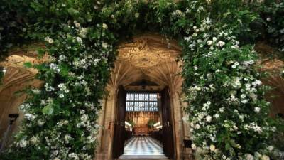 La capilla San Jorge luce bellamente decorada para la boda de Harry y Meghan.